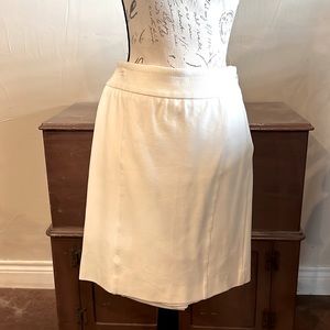 Off-white straight skirt White House Black Market. Size 6.